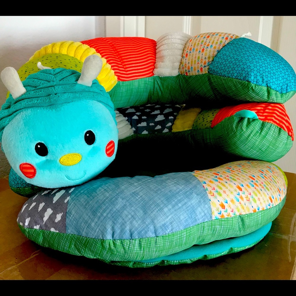 Infantino Prop-A-Pillar